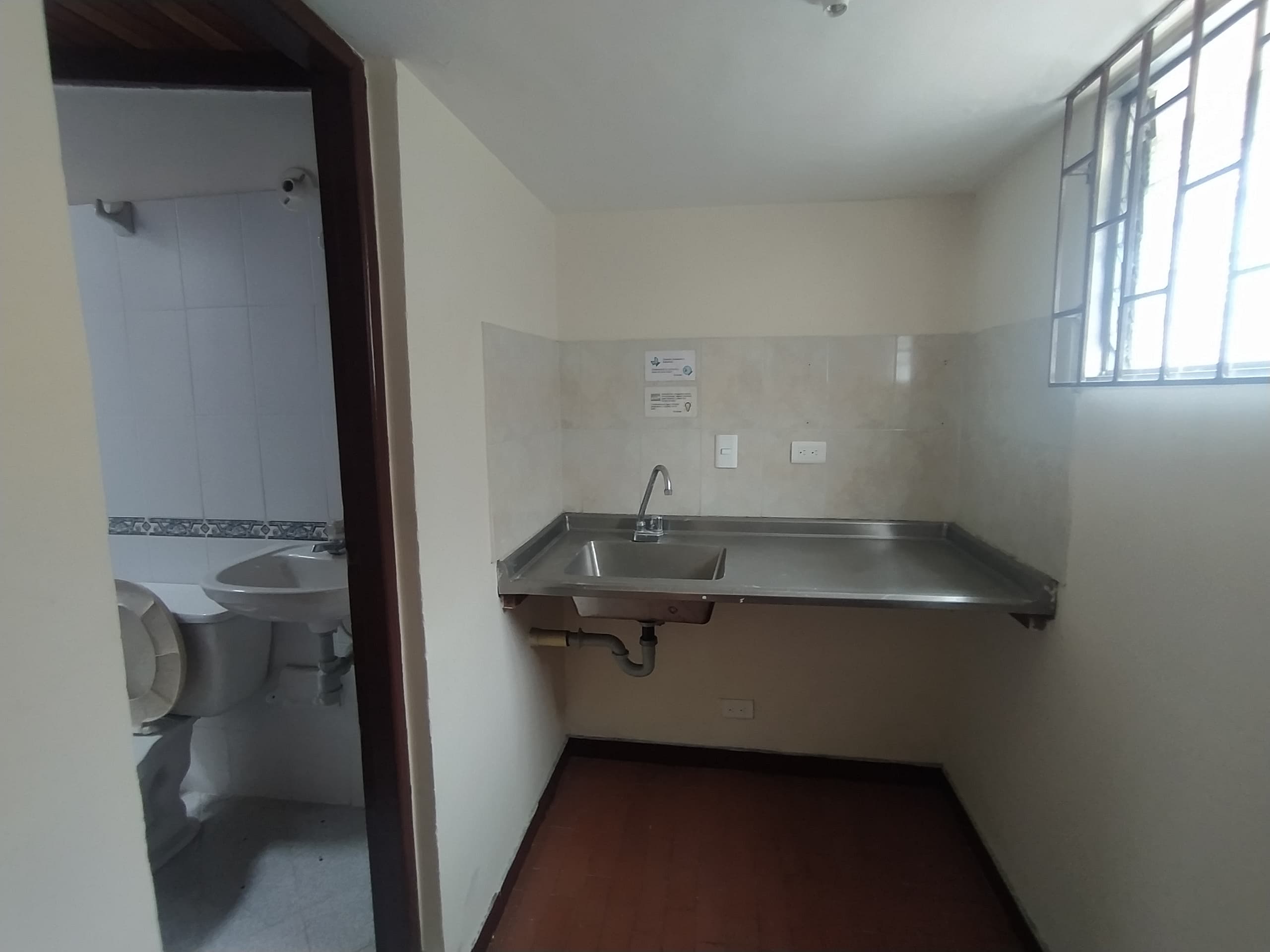 Casa Comercial en arriendo en Los Colores, Laureles, Medellín — foto 1 de 20