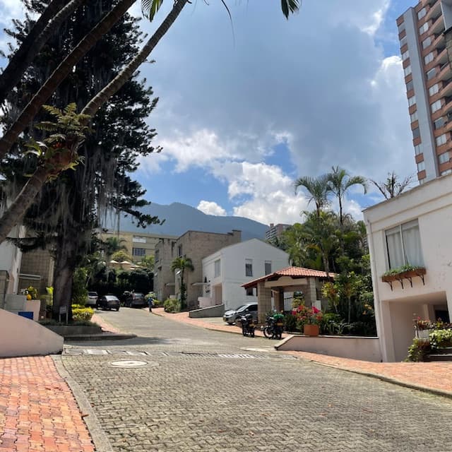 Casa Vivienda en arriendo en La Cola del Zorro, Poblado, Medellín — foto 1 de 20
