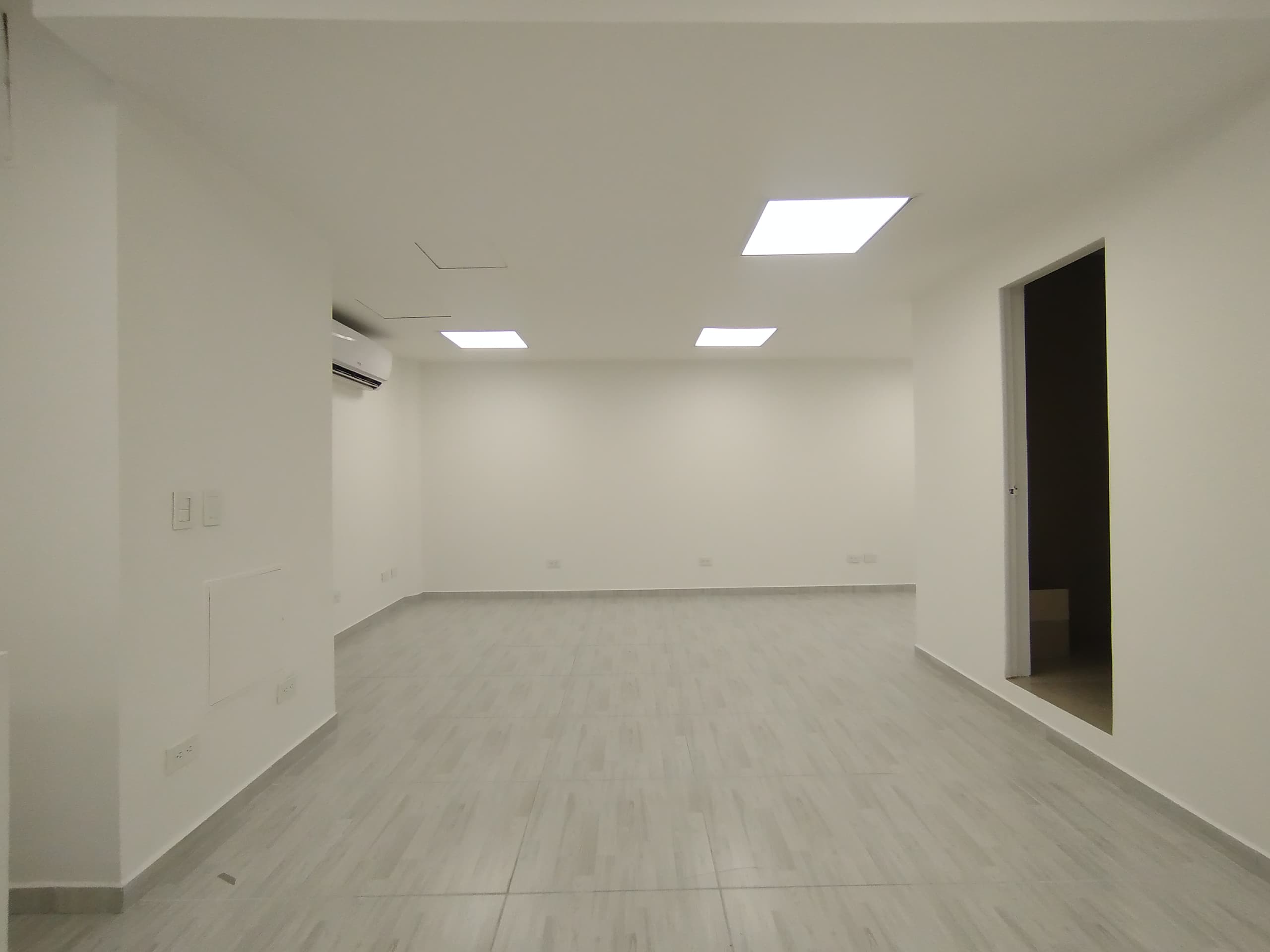 Local en arriendo en Avenida Las Vegas, Poblado, Medellín — foto 1 de 13