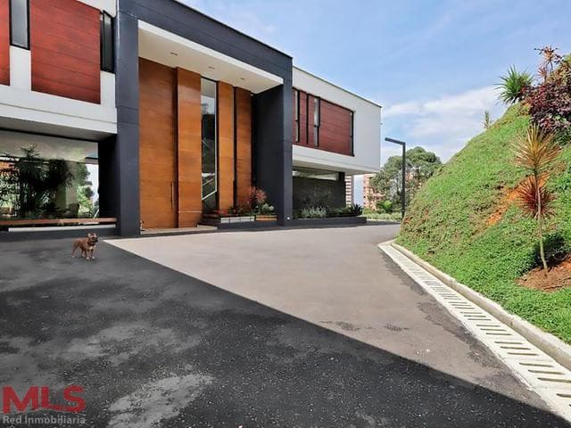 Casa en venta en La Calera, Poblado, Medellín — foto 1 de 29