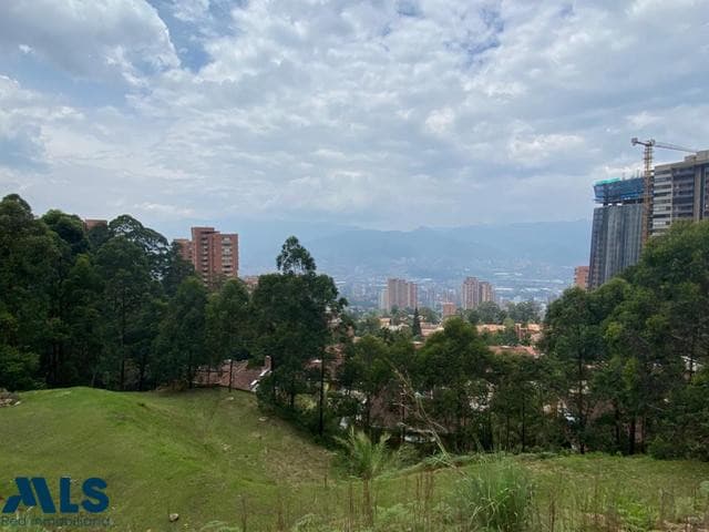 Lote Residencial en venta en La Calera, Poblado, Medellín — foto 1 de 32