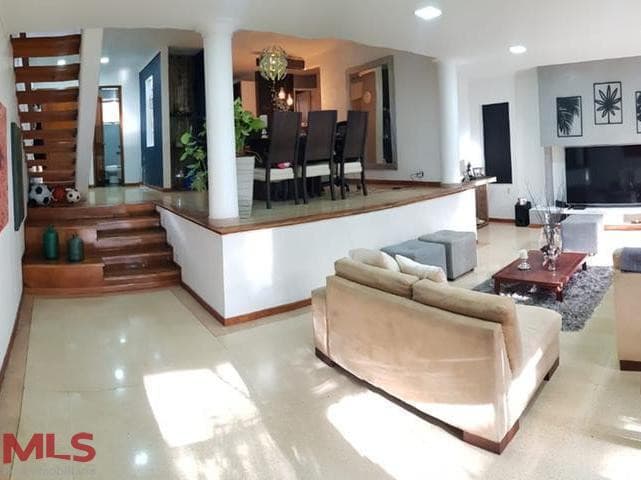 Casa en venta en El Campestre, Poblado, Medellín — foto 1 de 32