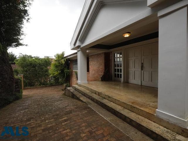 Casa en venta en El Tesoro, Poblado, Medellín — foto 1 de 24