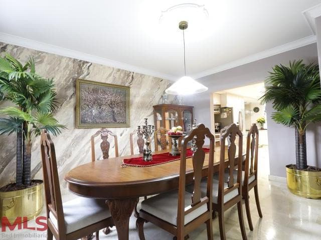 Casa en venta en Los Naranjos, Poblado, Medellín — foto 1 de 36