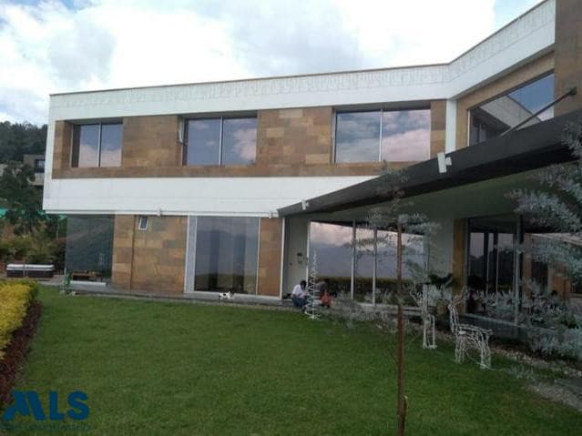 Casa en venta en Las Palmas, Poblado, Medellín — foto 1 de 55