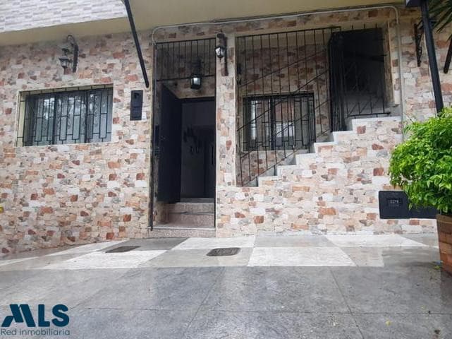 Casa en venta en Barrio Cristóbal, Occidente, Medellín — foto 1 de 28