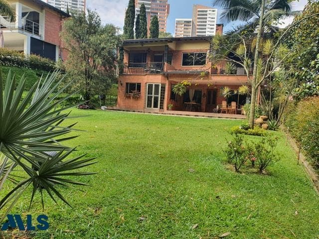 Casa en venta en La Calera, Poblado, Medellín — foto 1 de 24