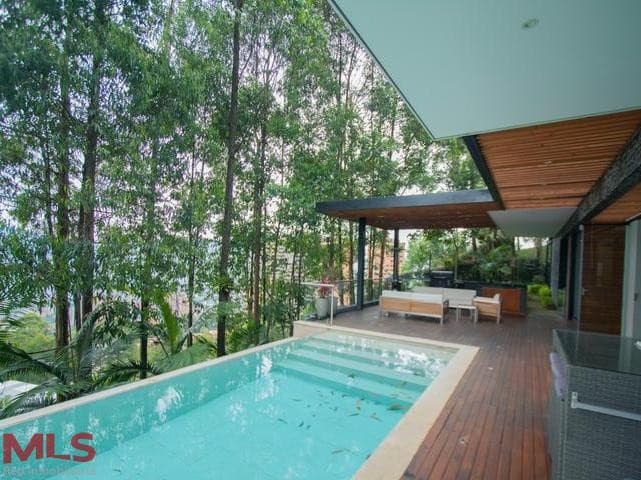 Casa en venta en La Calera, Poblado, Medellín — foto 1 de 30