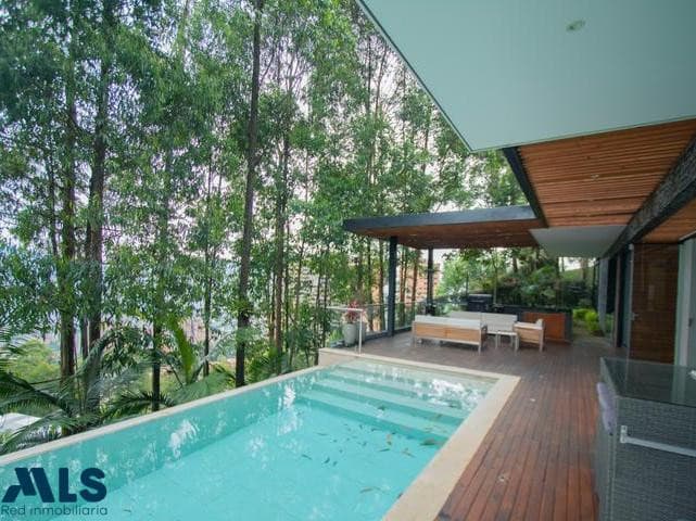 Casa en venta en La Calera, Poblado, Medellín — foto 1 de 30