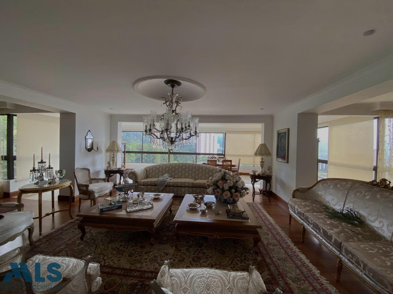 Apartamento en venta en El Tesoro, Poblado, Medellín — foto 1 de 42