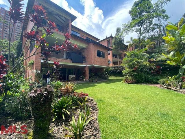 Casa en venta en El Tesoro, Poblado, Medellín — foto 1 de 24