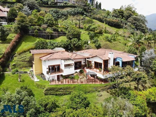 Casa en venta en Loma del Escobero, Aburra Sur, Envigado — foto 1 de 42