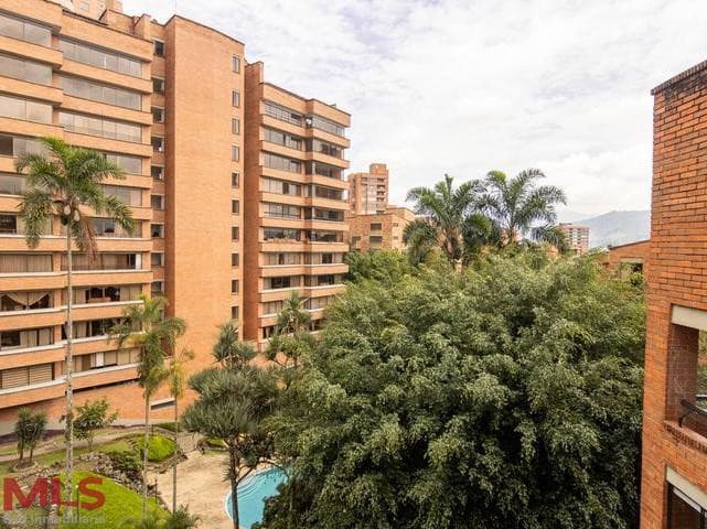 Apartamento en venta en Loma Los Gonzalez, Poblado, Medellín — foto 1 de 26