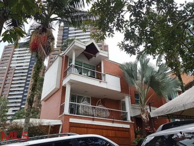 Casa en venta en Altos Del, Poblado, Medellín — foto 1 de 16