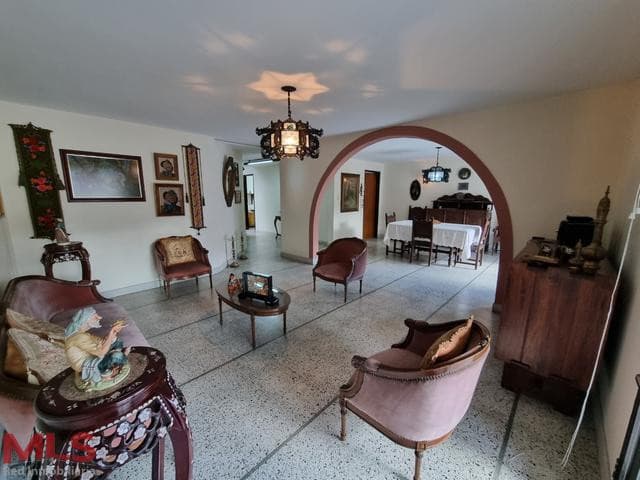 Casa en venta en Los Colores, Laureles, Medellín — foto 1 de 29