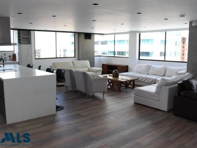 Apartamento en venta en Poblado, Medellín — foto 1 de 21