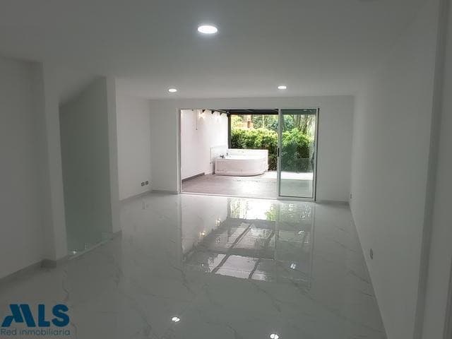 Casa en venta en La Frontera, Poblado, Medellín — foto 1 de 13