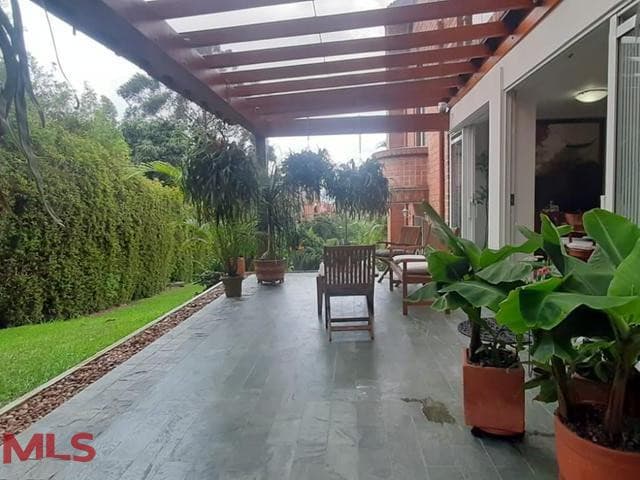 Casa en venta en Altos Del, Poblado, Medellín — foto 1 de 20