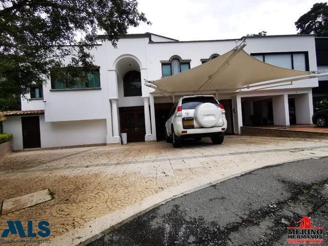Casa en venta en El Campestre, Poblado, Medellín — foto 1 de 11