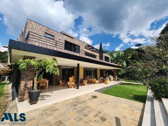 Casa en venta en El Tesoro, Poblado, Medellín — foto 1 de 40