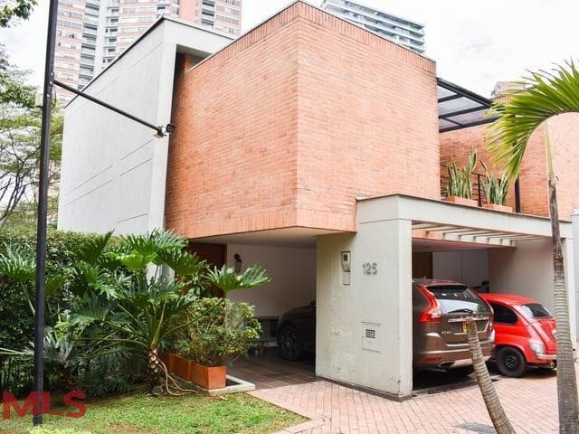 Casa en venta en Altos Del, Poblado, Medellín — foto 1 de 31