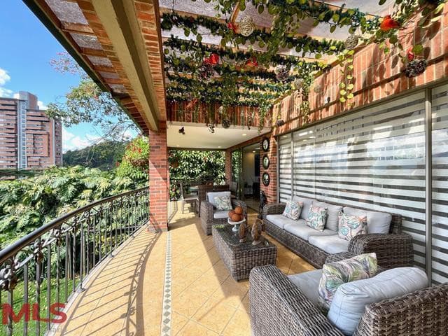 Casa en venta en Loma Cola del Zorro, Poblado, Medellín — foto 1 de 24