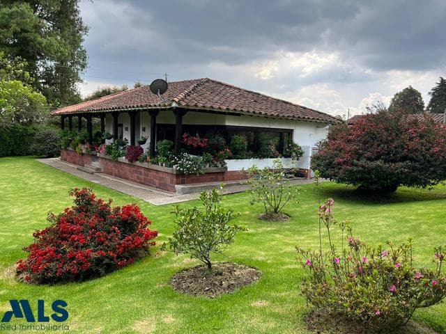 Casa en venta en Alto De Las Palmas, Poblado, Medellín — foto 1 de 12