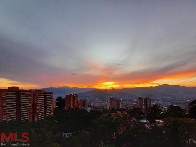 Apartamento en venta en La Calera, Poblado, Medellín — foto 1 de 9