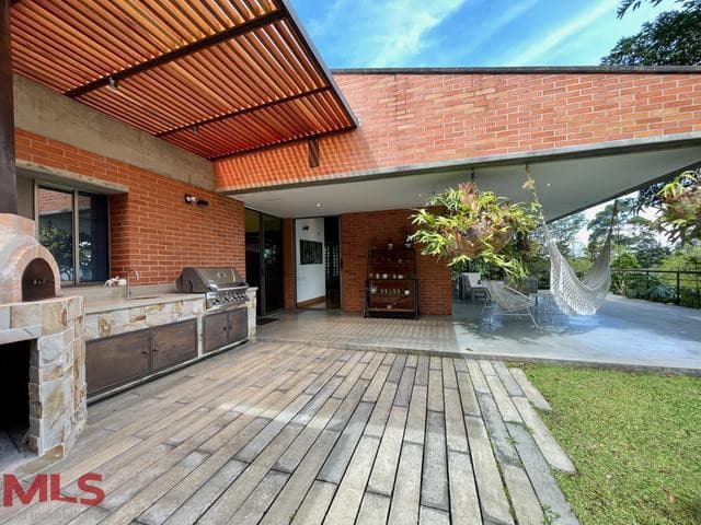Casa en venta en El Tesoro, Poblado, Medellín — foto 1 de 28