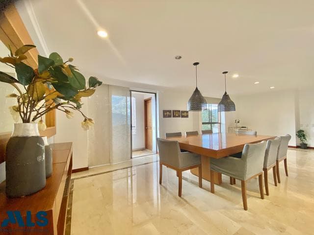 Apartamento en venta en La Calera, Poblado, Medellín — foto 1 de 18