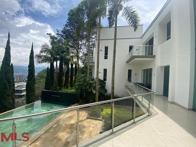 Casa en venta en Alto De Las Palmas, Poblado, Medellín — foto 1 de 48
