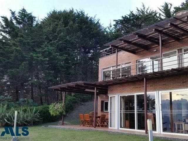Casa en venta en Las Palmas, Poblado, Medellín — foto 1 de 15
