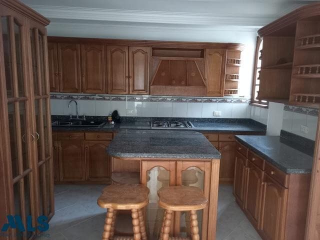 Apartamento en venta en Patio Bonito, Poblado, Medellín — foto 1 de 6