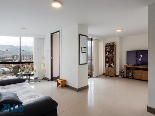 Apartamento en venta en Loma de San Julian, Poblado, Medellín — foto 1 de 9