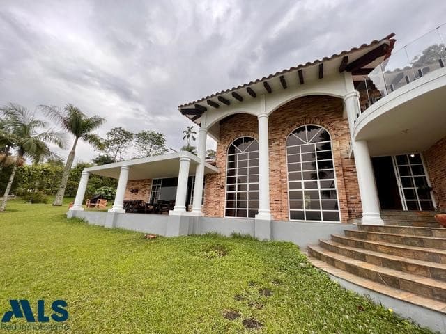 Casa en venta en Altos Del, Poblado, Medellín — foto 1 de 23