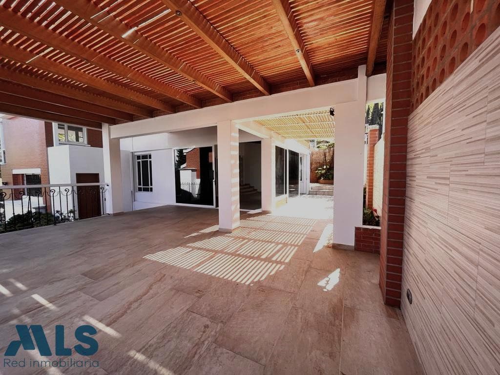 Casa en venta en Loma Cola Del Zorro, Poblado, Medellín — foto 1 de 28