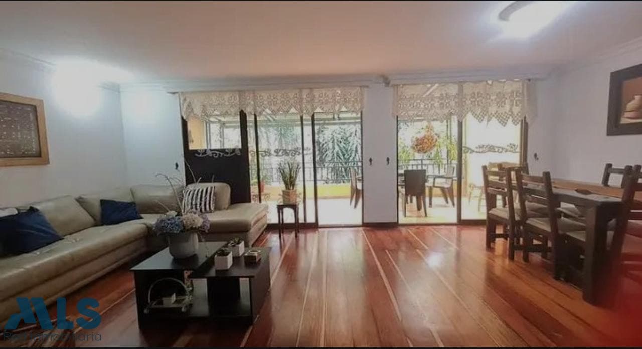 Casa en venta en La Frontera, Poblado, Medellín — foto 1 de 9