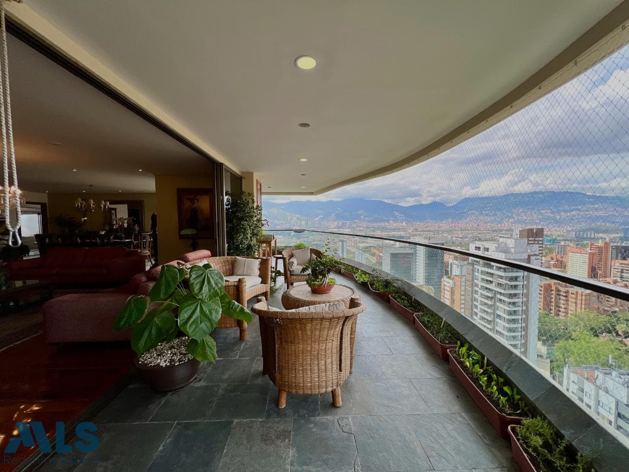 Apartamento en venta en Loma Los Gonzalez, Poblado, Medellín — foto 1 de 25