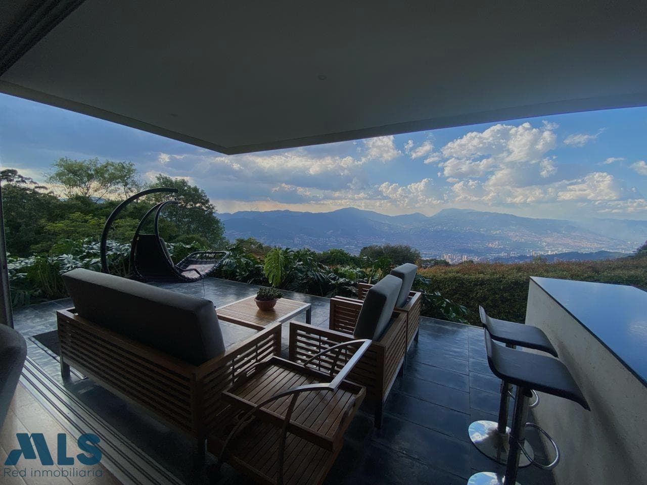 Casa en venta en Las Palmas, Poblado, Medellín — foto 1 de 38