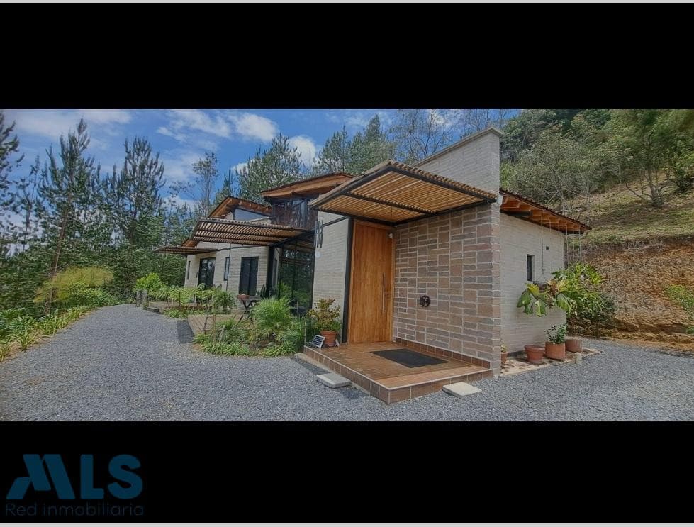 Casa en venta en V. El Yarumo, Oriente Antioqueño, La Ceja — foto 1 de 33