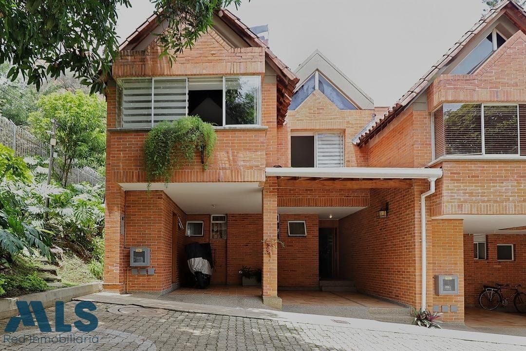 Casa en venta en El Campestre, Poblado, Medellín — foto 1 de 20
