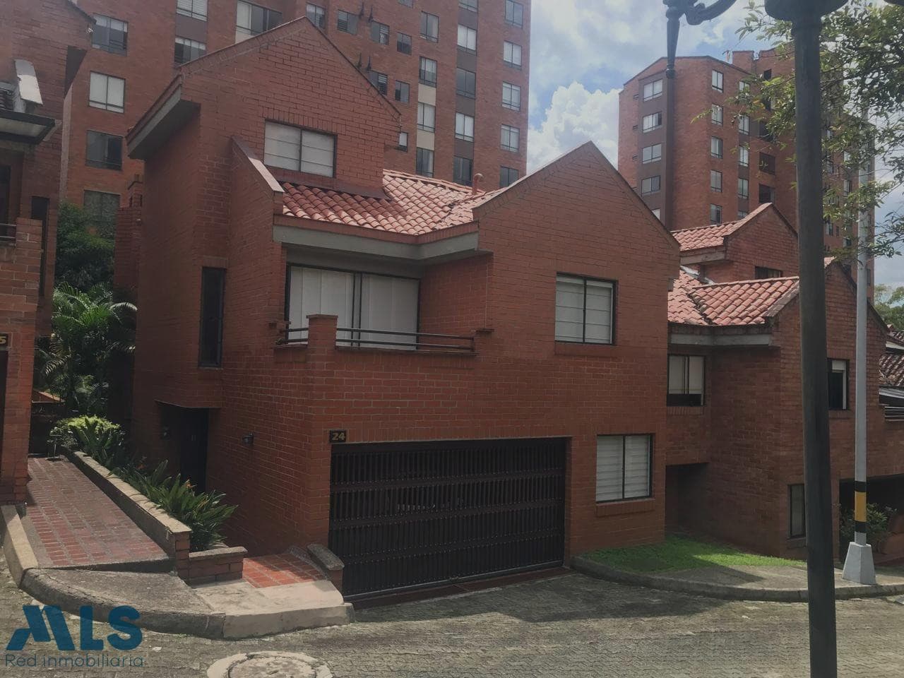 Casa en venta en Loma De Los Parra, Poblado, Medellín — foto 1 de 30