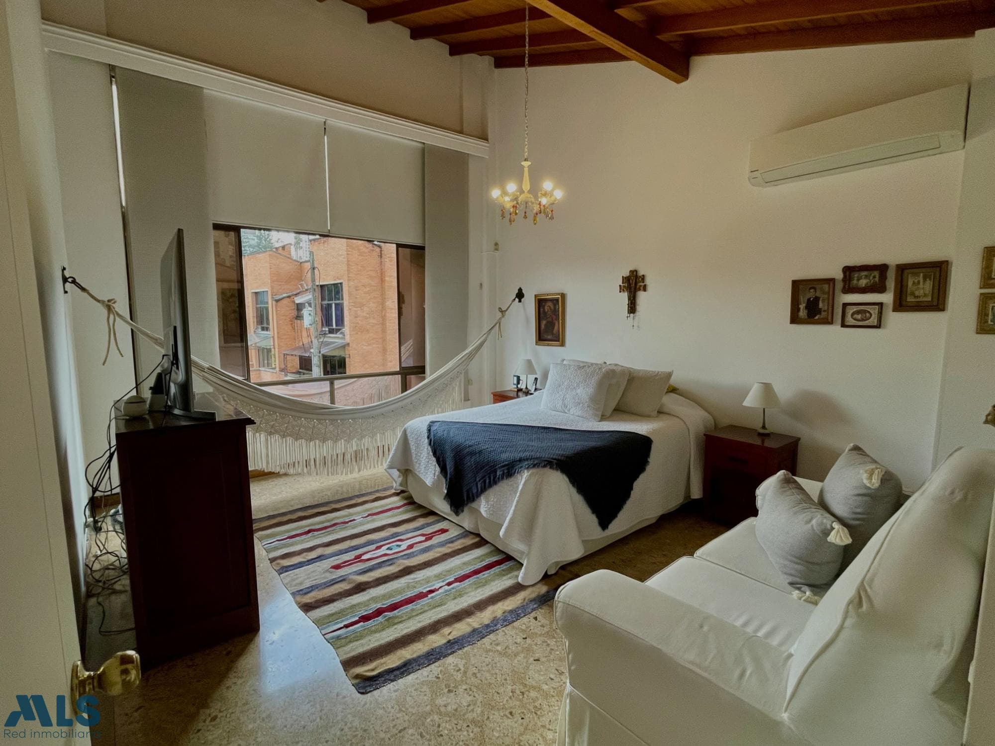 Casa en venta en Loma Los Gonzalez, Poblado, Medellín — foto 1 de 42