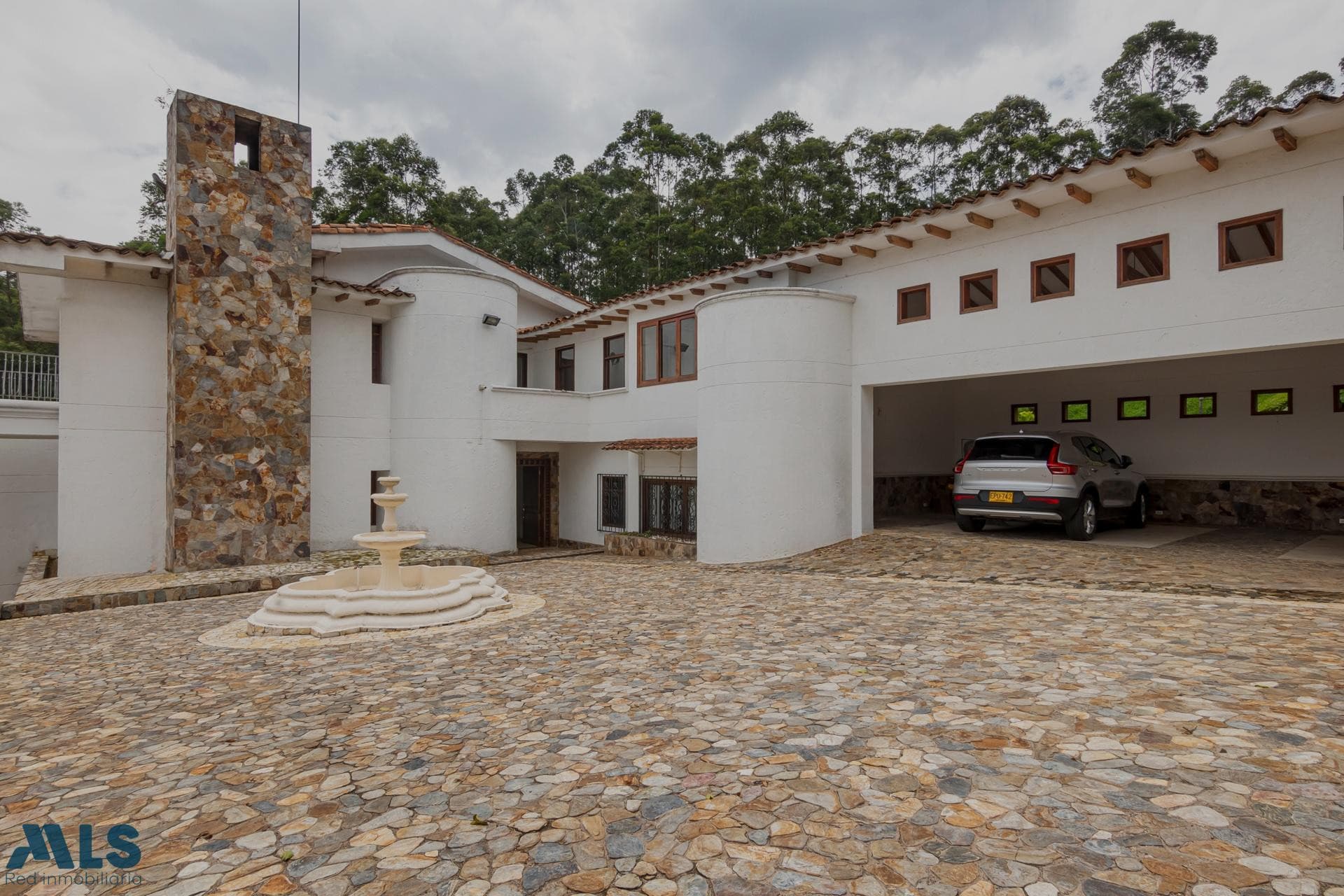 Casa en venta en Las Palmas, Poblado, Medellín — foto 1 de 34