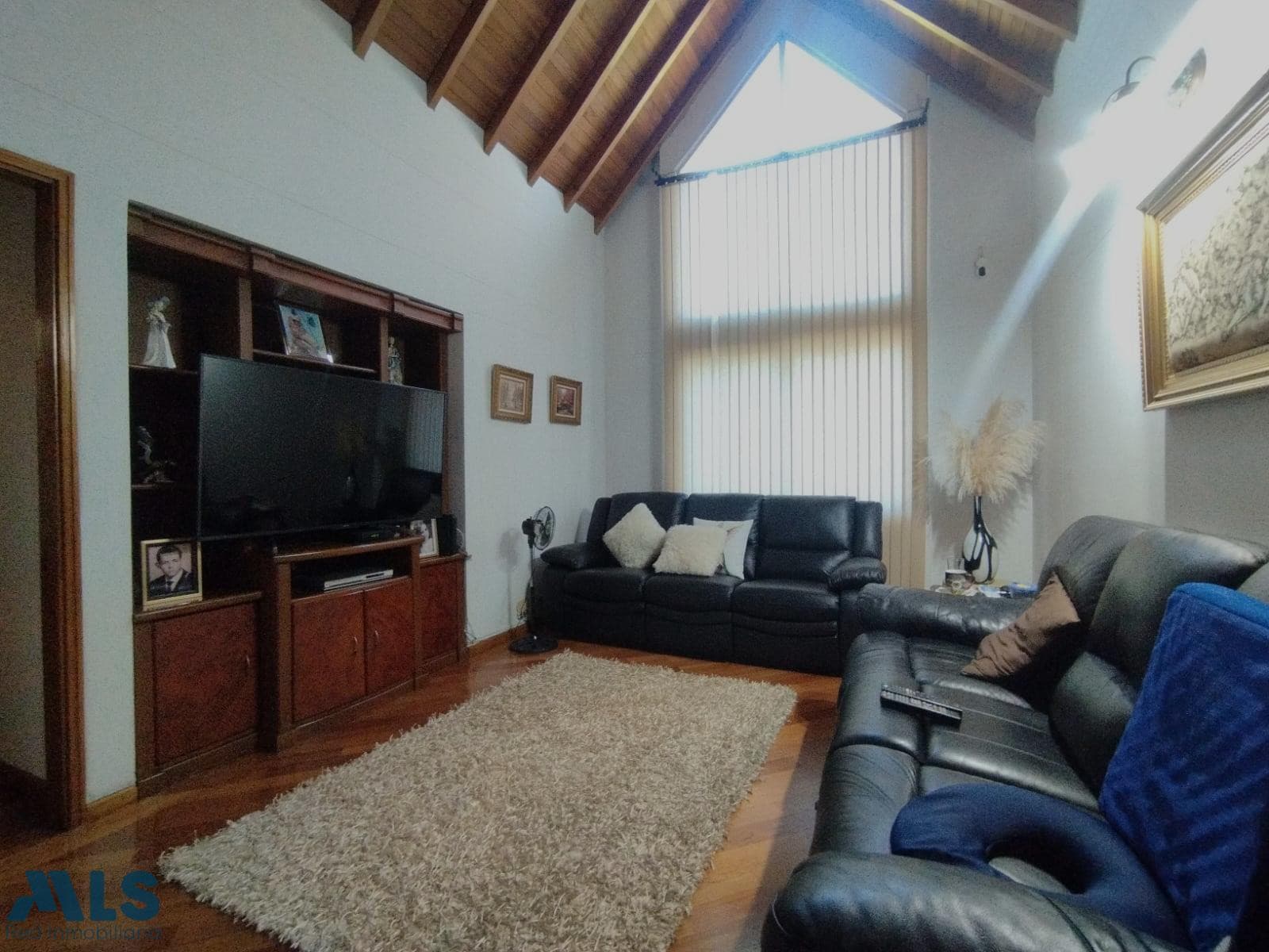 Casa en venta en El Campestre, Poblado, Medellín — foto 1 de 19