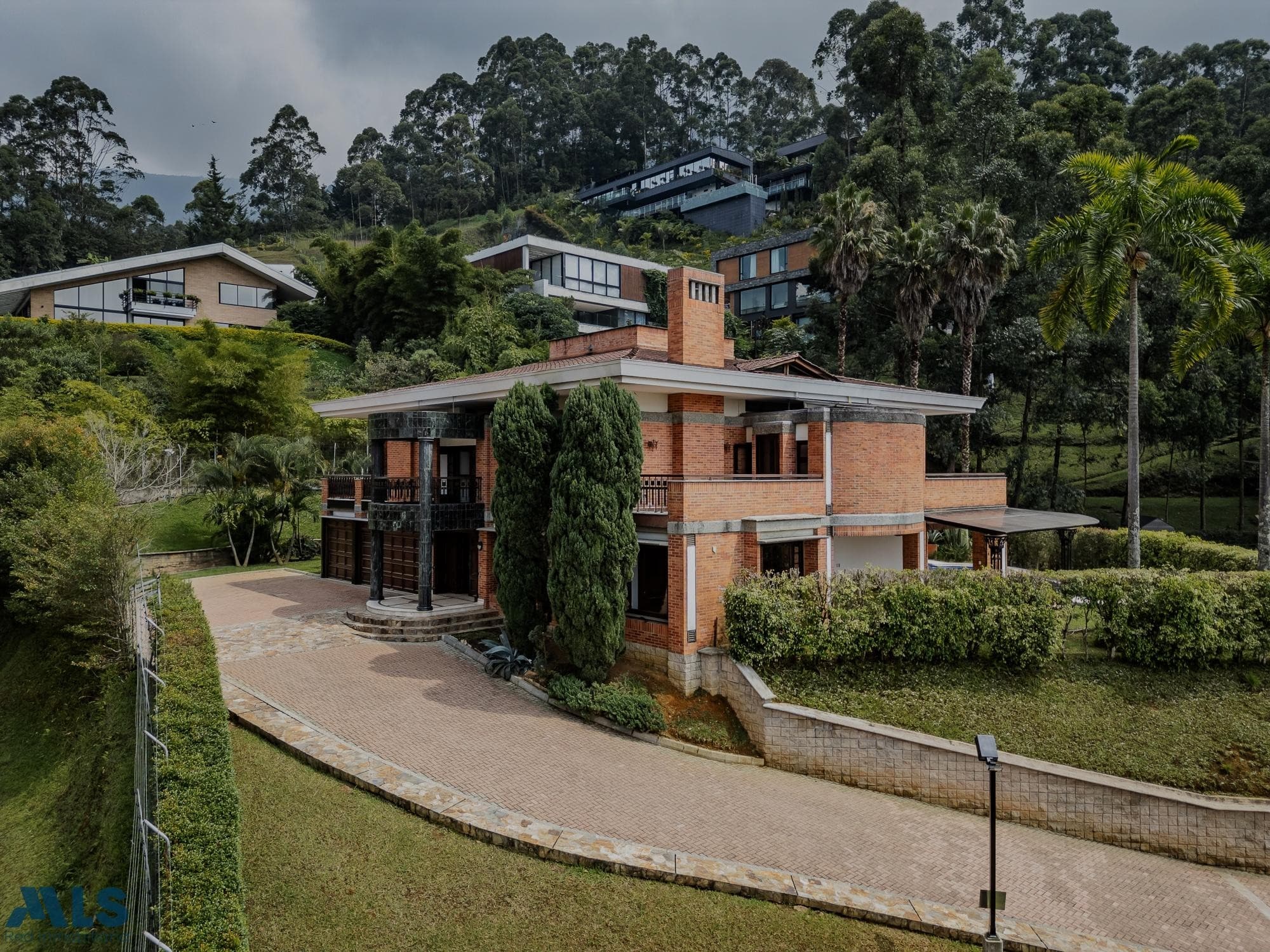 Casa en venta en La Calera, Poblado, Medellín — foto 1 de 71