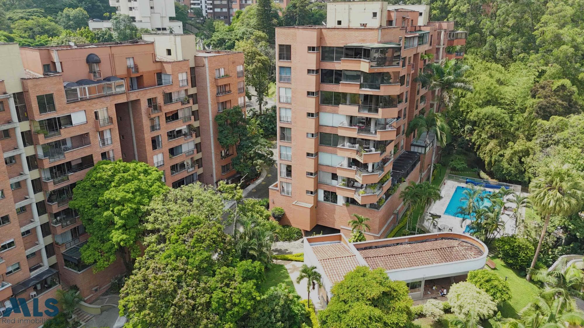Apartamento en venta en Poblado, Medellín — foto 1 de 18