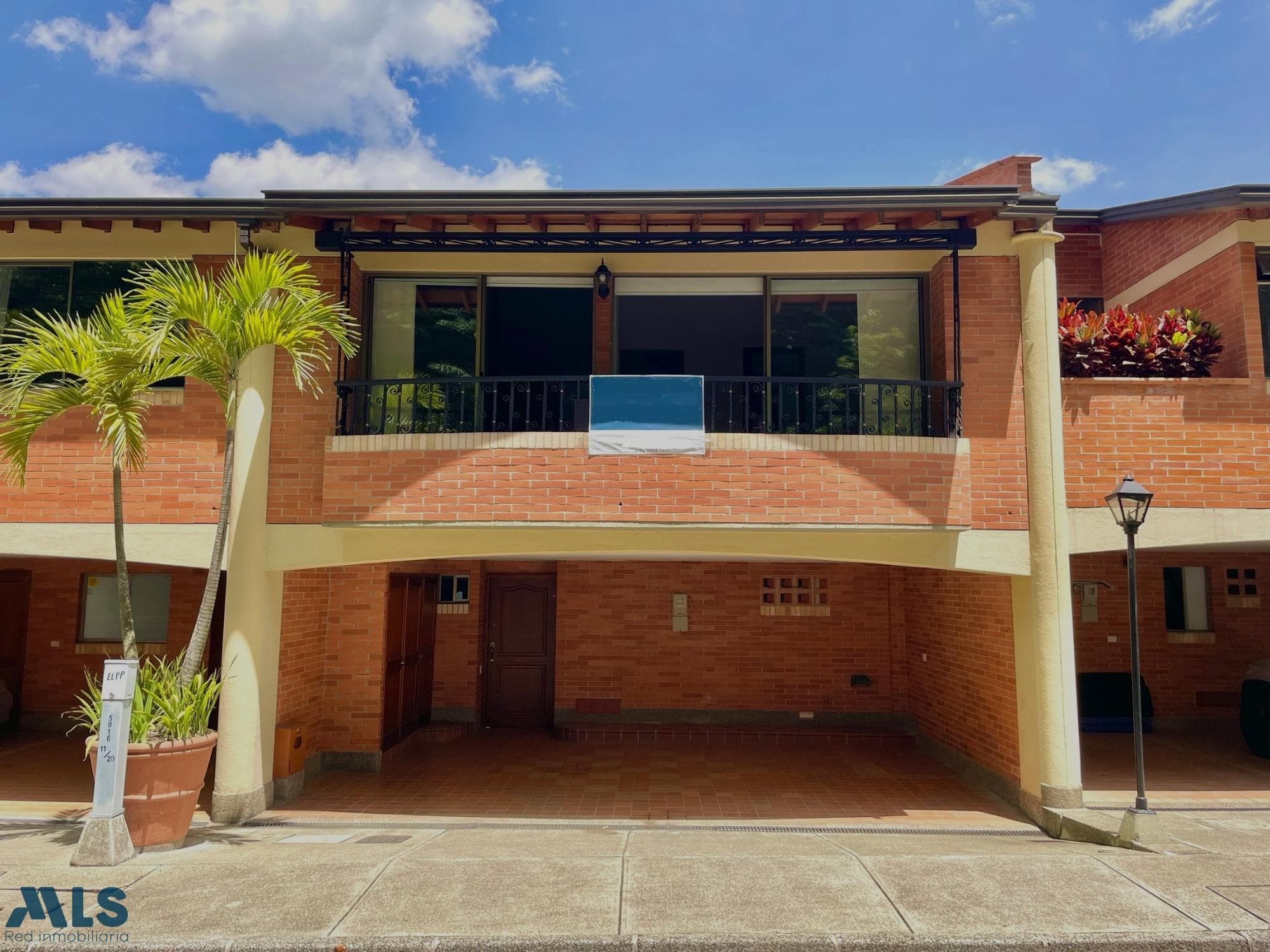 Casa en venta en La Calera, Poblado, Medellín — foto 1 de 40