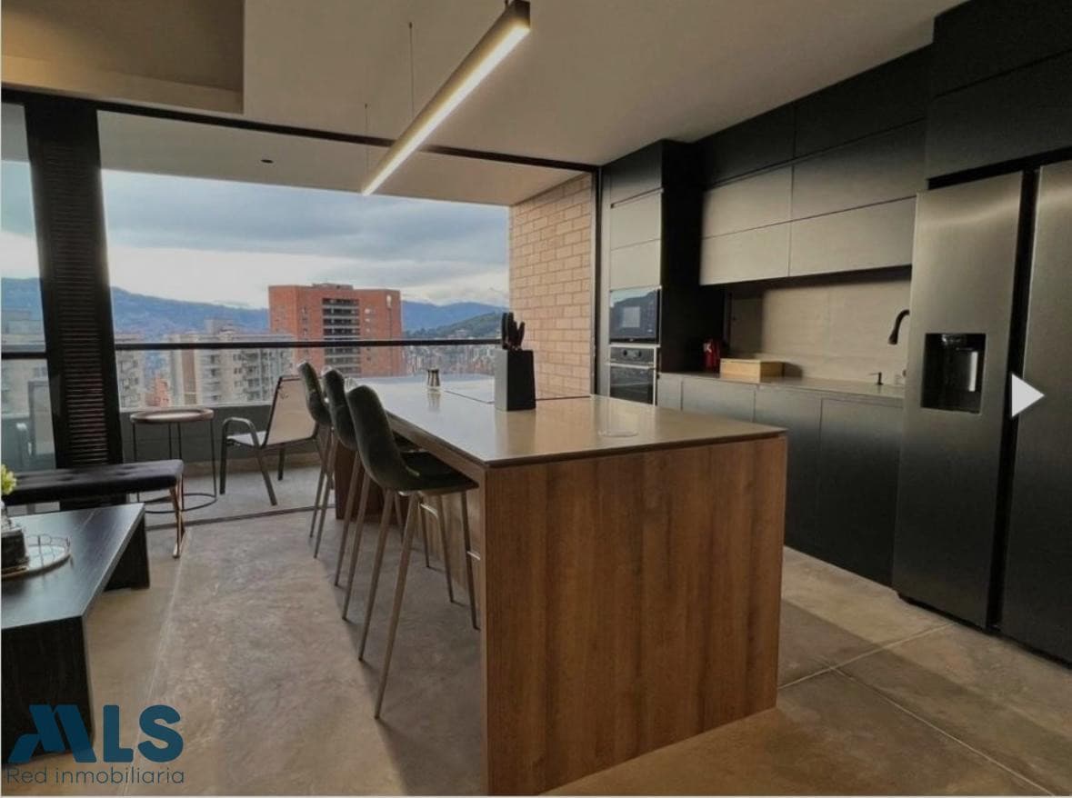 Apartamento en venta en Poblado, Medellín — foto 1 de 26