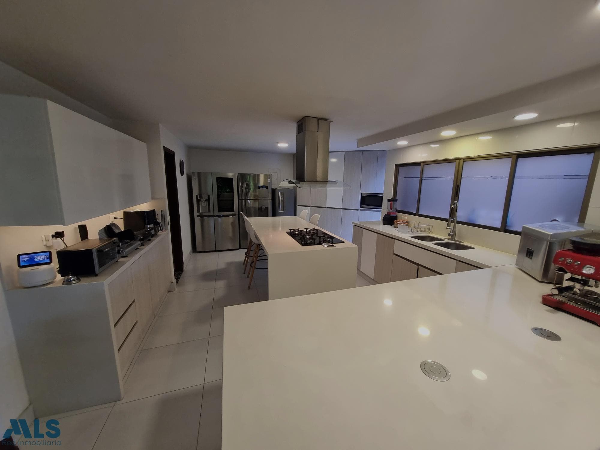 Apartamento en venta en Alejandría, Poblado, Medellín — foto 1 de 33